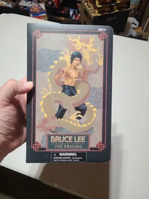 Diamond Select Toys Bruce Lee El Dragón VHS SDCC 2022 Figura Exclusiva Nueva Foto 1 de 4
