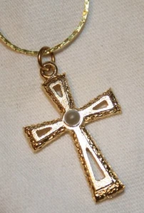 Collar colgante cruz insertada redonda tono dorado texturizado - Imagen 1 de 1