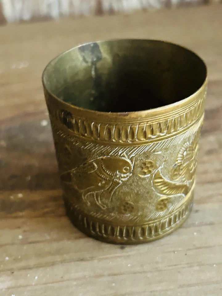 Antigua taza de beber grabada de latón con decoración de taza india vintage de 2" de alto Foto 1 de 3