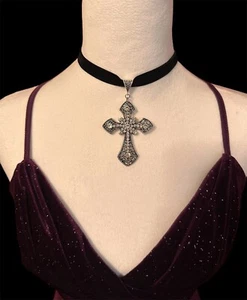 Gothic Cross Pendant On A Adjustable Black Velvet Choker Necklace Silver Cross - Picture 1 of 9