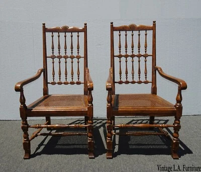 Par de sillas Henredon vintage francesas de roble con respaldo de husillo Foto 1 de 4