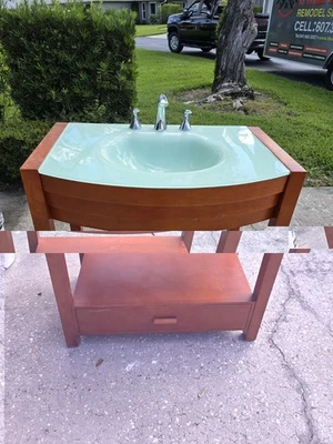 Tocador de baño, mostrador de vidrio macizo con fregadero moldeado, frente inclinado, con grifos Foto 1 de 4