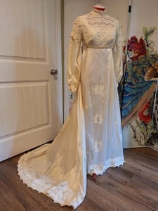 Ivory Vintage Modest Wedding Dress With Detachable Train, Organza Overlay, Lace - Picture 1 of 15