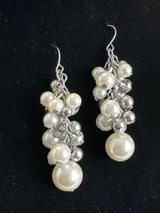 orecchini pendenti a grappolo perle vetro sfaccettato tono argento bianco finta perla vintage - Foto 1 di 9