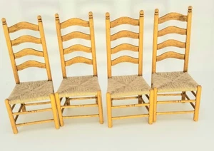JUEGO DE 4 SILLAS MINIATURA PARA CASA DE MUÑECAS CON ACABADO DE MADERA FRUTAL ASIENTO RUSH ESCALERA RESPALDO - Imagen 1 de 5