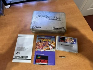 Super Street Fighter II 2 Turbo edizione limitata latta più spilla SNES PAL UKV CIB - Foto 1 di 20