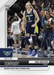 2025 Panini Instant WNBA #100 Paige Bueckers Dallas Wings RC - PREVENDITA - Foto 1 di 2