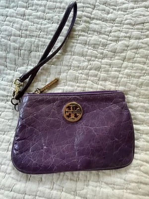 Muñequera Tory Burch de cuero púrpura con cremallera para tarjetas de monedas Foto 1 de 4