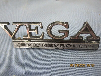 Nuevo de Lote Antiguo Chevrolet Vega 1971 75 maletero emblema escritura GM # 9614435 Foto 1 de 4