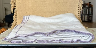 Manta de franela de algodón blanca simple hecha a mano vintage con serging púrpura (68x54) Foto 1 de 2