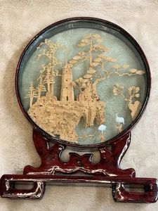 Vintage Chinesische Korkenschnitzerei Diorama Runde Glasscheibe Rot Lack Ständer - Bild 1 von 10