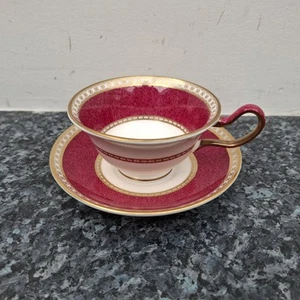Taza y platillo de porcelana de hueso con borde dorado y rubí Wedgwood Ulander en polvo - Imagen 1 de 23