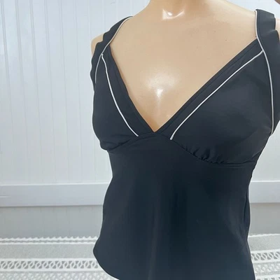 Camiseta Tankini Caribbean Joe Negra con Borde Blanco y Correas Entrecruzadas Natación Foto 1 de 4