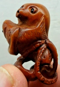 Netsuke Buchsbaum Figur Figur geschnitzt signiert "OKTOPUS SIEGEL FÄNGT FISCHE" - Bild 1 von 8