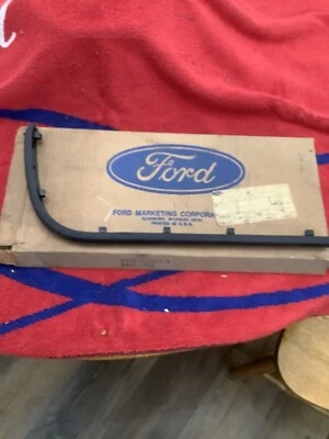 Almofada de para-choque traseira Ford Pinto LH NOS 1974-76 D4FZ-17K831-A - Imagem 1 de 4