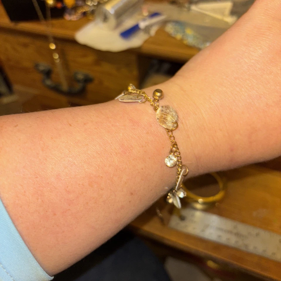 珍珠母和水钻吊饰金色手链 — 第 1/4 张图片