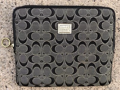Funda acolchada con cremallera negra Coach Signature C para tableta brillante Foto 1 de 4