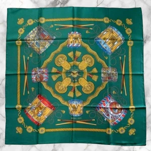 Sciarpa scialle Hermes Carré 90 LES TAMBOURS verde seta multicolore senza etichette scatola rara - Foto 1 di 9