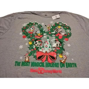 Camisa Parques Disney Talla Grande 2025 Navidad Las Vacaciones Más Mágicas Gris Tierra - Imagen 1 de 3