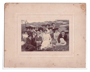 DELIGHTFUL   PICNIC GROUP    ANTIQUE   PHOTO New Zealand   Mr DONNELLY on back - Foto 1 di 2