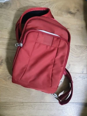 Сумка через плечо Pacsafe Metrosafe серии ls красная. exomesh - Изображение 1 из 4