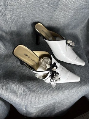 Eslinga trasera blanca y negra con flor de cuero Foto 1 de 4