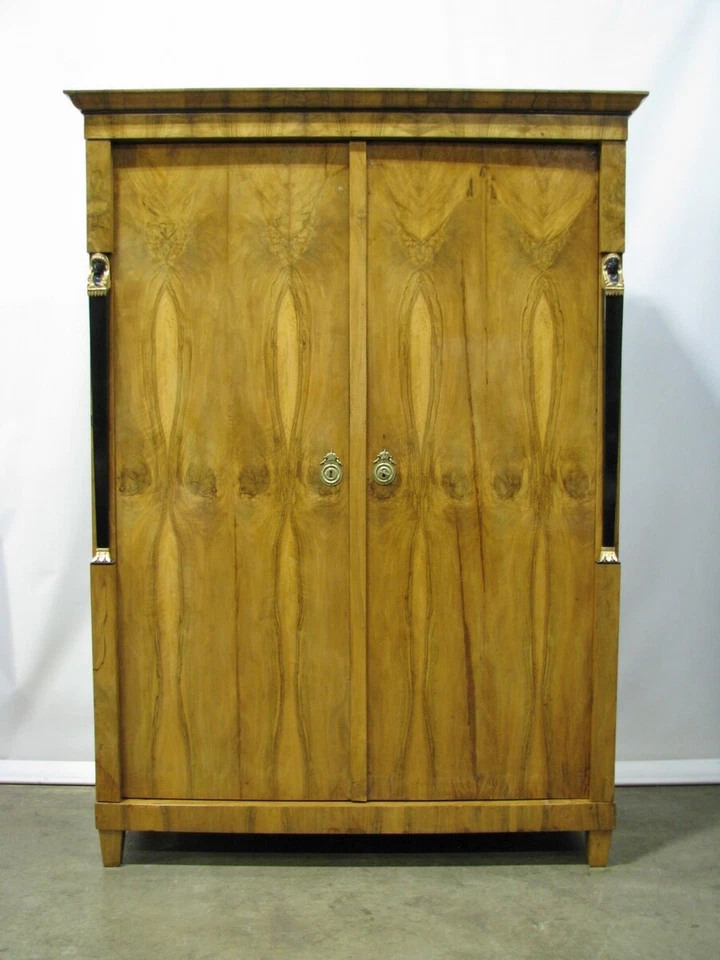 Armario austriaco de nogal Biedermeier del siglo XIX; bustos figurativos, interior personalizado Foto 1 de 4