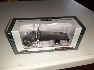 Nuovo con scatola 1/64 grigio International IH 8600 rimorchio ribaltabile SpecCast - Foto 1 di 6