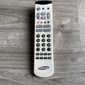 Samsung TM-36 Remote Control Genuine OEM Authentic White 7643-172-5 Tested - Imagen 1 de 8