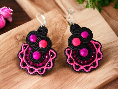 Rosafarbene Ohrringe, hergestellt in Soutache-Technik, handgenäht. - Bild 1 von 4