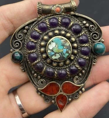 Hermoso colgante tibetano vintage hecho a mano en piedra amatista turquesa y coral Foto 1 de 4