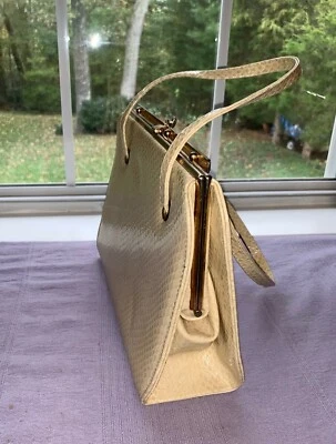 ВИНТАЖНЫЙ 1960-х годов моды кремовая кость треугольник сумочка Дамская сумка искусственного крокодила натурализатор уникальный - Изображение 1 из 4