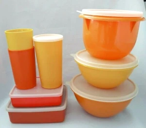 VINTAGE 14-TEILIG TUPPERWARE ERNTEFARBEN WUNDERBAR SCHÜSSELN QUADRATISCH BEHÄLTER BECHER - Bild 1 von 4