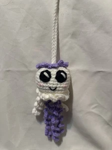 Lila Qualle, handgefertigtes Amigurumi Ornament, süßes Autozubehör - Bild 1 von 4