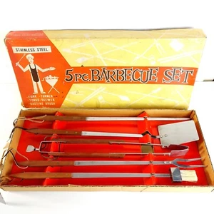 Set Barbecue Vintage 5pz Acciaio Inox Giappone Anni 70, Spiedino Pinze Girevole Ecc - Foto 1 di 8