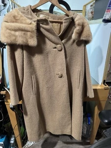 Vintage Berroco's Friezana" by Waucantuck.  Tan Women’s Coat M/L? Missing Button - Picture 1 of 19