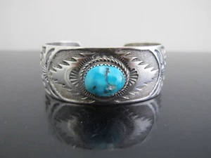 Brazalete NAVAJO Firmado JB Grabado RUINAS ANCHAS Plata Esterlina TURQUESA - Imagen 1 de 9