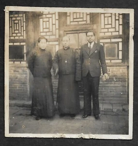 Chinese Photo Old House Wood Window Youth Long Robe 1930/40s Original - Picture 1 of 3