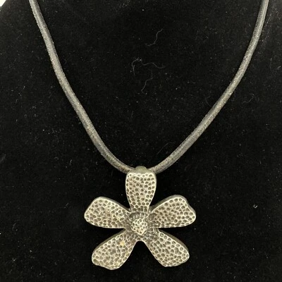 Collar Silpada Flor Martillada Esterlina Margarita S1101 Cuero Cordón 16" Foto 1 de 4