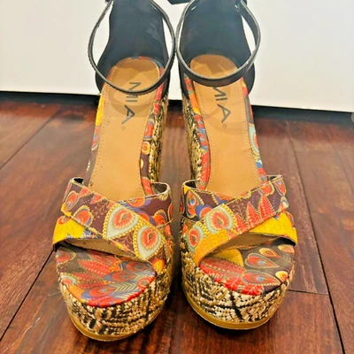 Cuñas negras y multicolores con ambiente boho, muy cómodas Foto 1 de 3