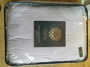 Vince Camuto Lyon 2-Piece Twin XL Comforter Set in Blush/White - Picture 1 of 3