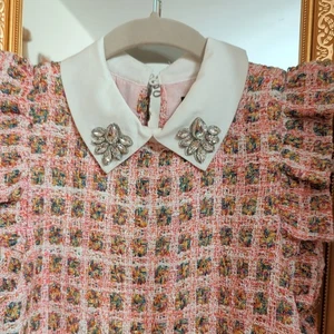 NUEVO FOREVER 21 vestido pequeño rosa bordado forrado de axila a axila 17" de largo 32" - Imagen 1 de 9