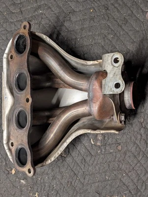 Cabezal colector de escape OEM 03-07 Honda Accord 2,4 L con cabezal protector térmico Foto 1 de 4