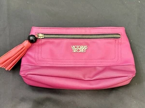 Bolso sin asas Victoria's Secret fucsia con cierre a presión, bolsillo frontal con cremallera y borla-previo - Imagen 1 de 8