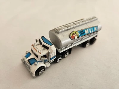 Micro Máquinas Camión Cisterna Leche Semi -En muy buena condición- Azul Blanco Plata Foto 1 de 4