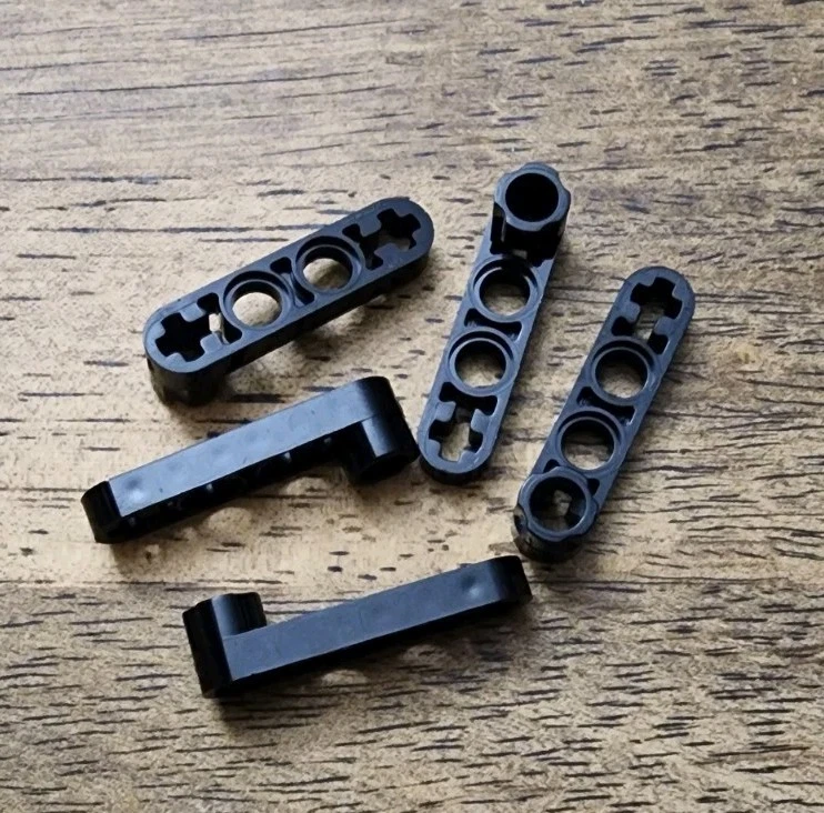 Lego Black Technic, braço de elevação, conector de parafuso prisioneiro modificado fino 1 x 4. Quantidade 5. 2825 - Imagem 1 de 1