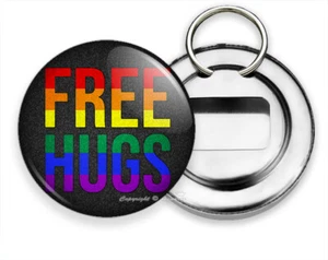 FREE HUGS GAY LESBIAN PRIDE HAPPY REGENBOGEN FARBE BIER SODA FLASCHENÖFFNER SCHLÜSSELRING - Bild 1 von 1