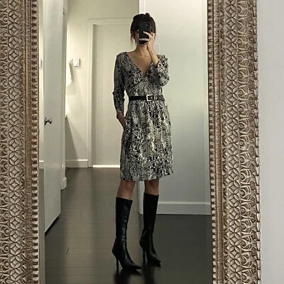 Vestido HD in Paris/Anthropologie Texturizado Envolvente Estampado Serpiente Blanco/Negro M $148 Foto 1 de 4