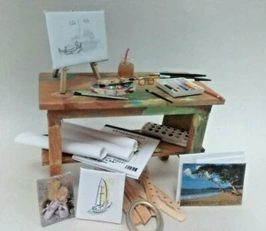 Suministros de pintura llenos de mesa de estudio de artista en miniatura para casa de muñecas escala 1:12 - Imagen 1 de 8