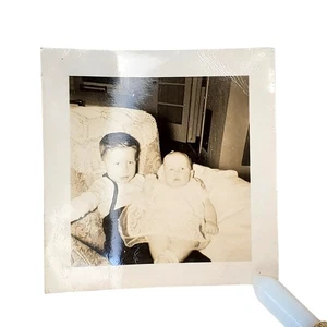 Fotografia monocromatica vintage carina bambino e neonato in posa insieme trovata istantanea - Foto 1 di 4